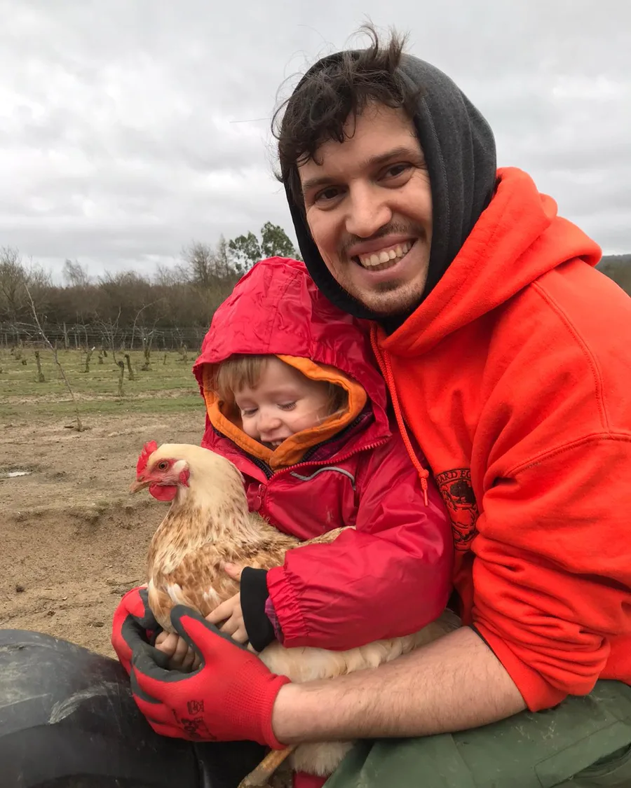 Chris Klatte met zijn dochter aan het werk in de boomgaard